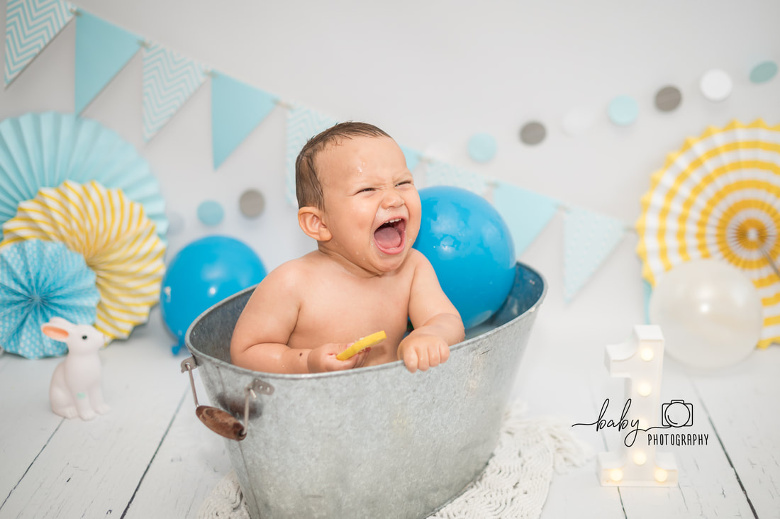 Álvaro manchándose feliz con la tarta