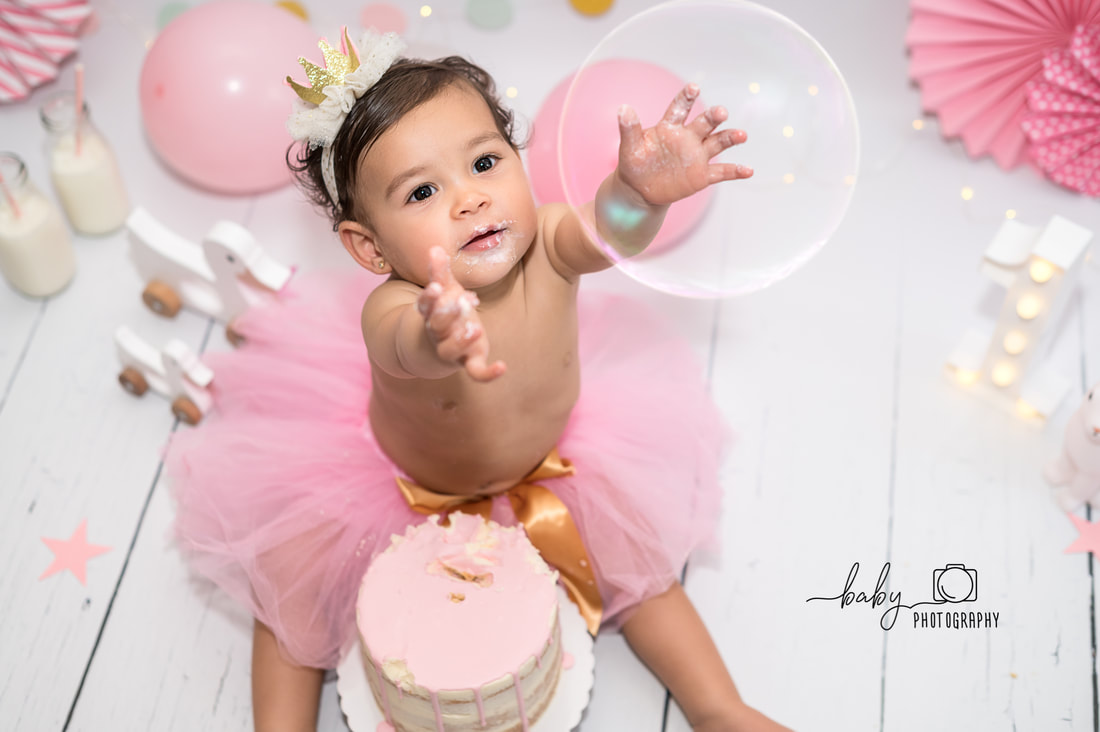 Jimena disfrutando su primera tarta