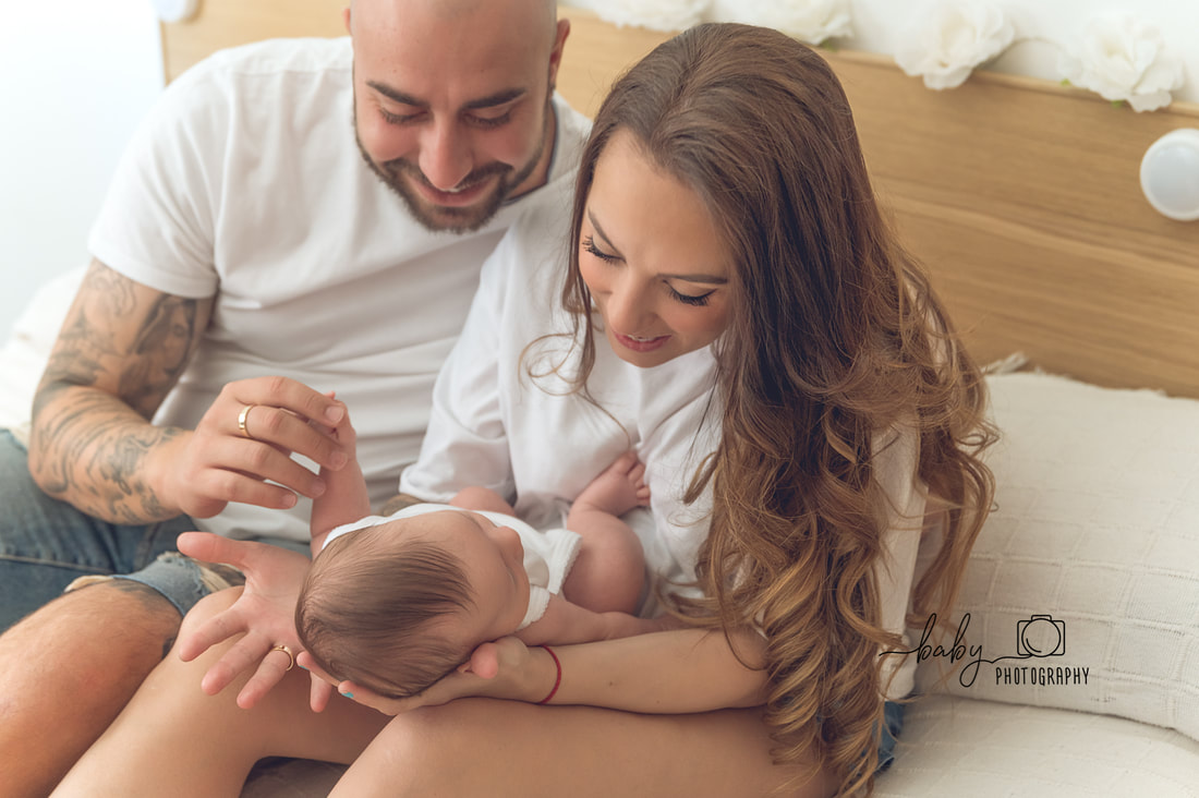 Familia feliz con bebé en salón
